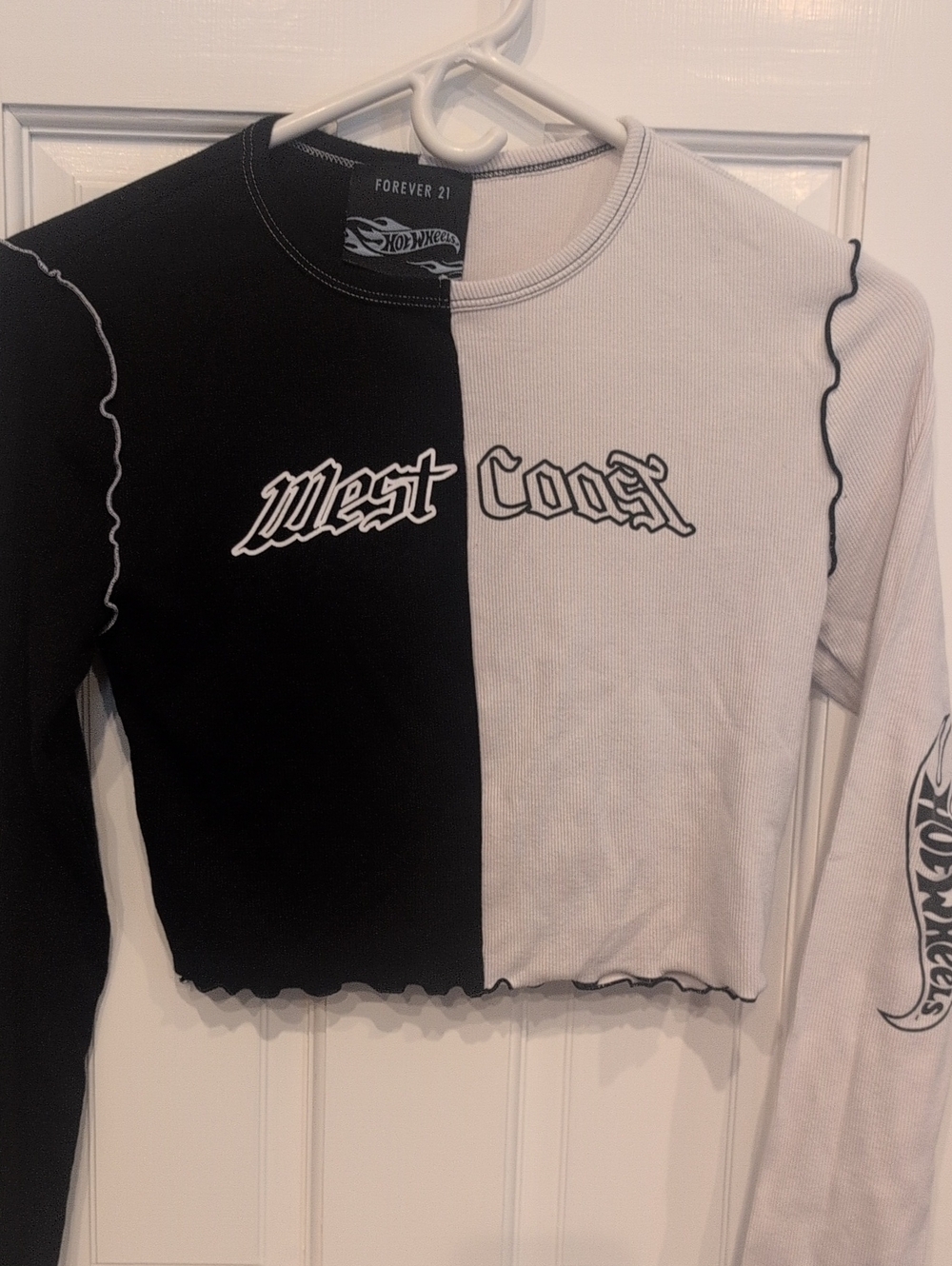 Forever 21 Black & White Split West Coast Long-Sleeve Crop Top